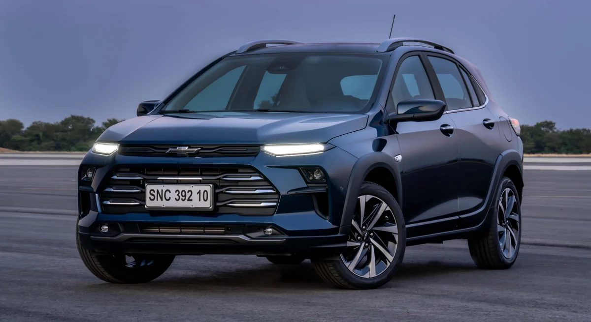Chevrolet Sonic Premier azul-escuro fotografado de três quartos dianteiros numa pista, o SUV cupê apontado pela imprensa como um dos estreantes do sistema híbrido leve de 48V da GM