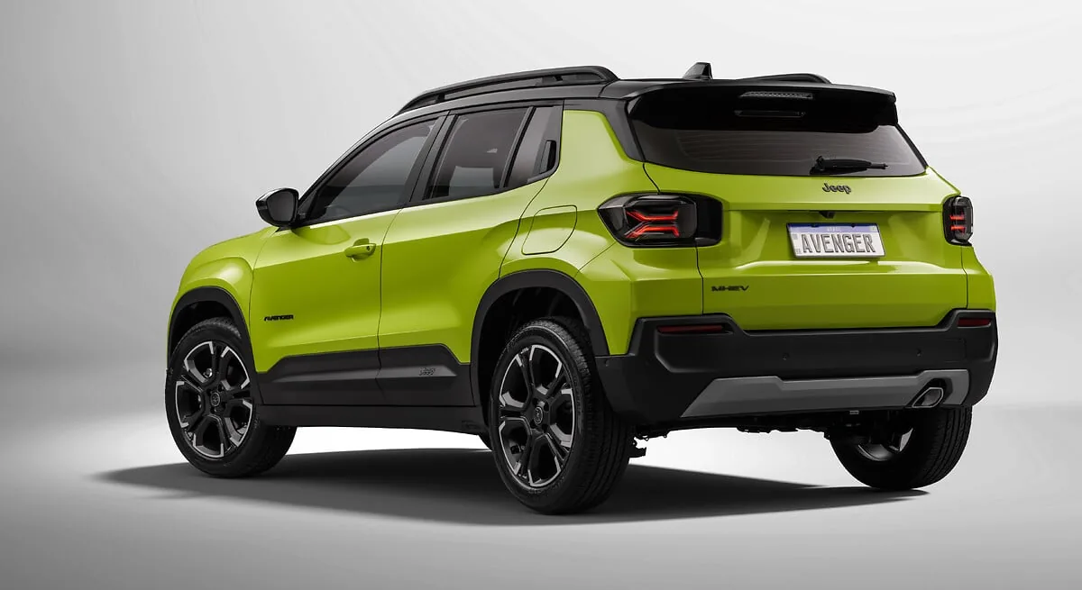 Novo Jeep Avenger verde-limão com teto preto visto de traseira em ângulo três quartos, em estúdio, com o emblema MHEV na tampa do porta-malas